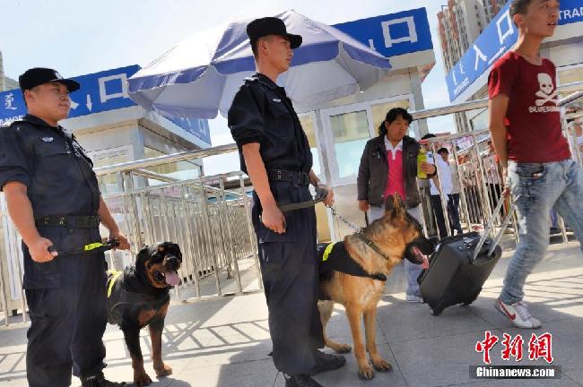 内蒙古多个火车站增加防暴犬巡逻(组图)
