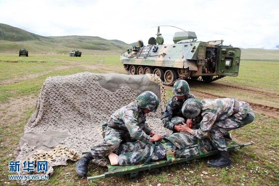 军医组织装甲兵在白金十分钟内开展自互救训