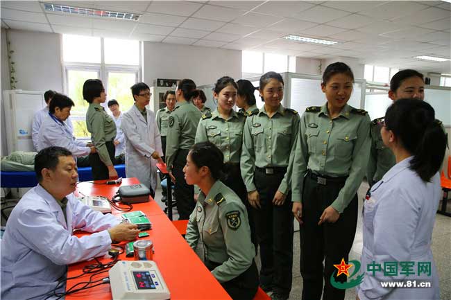 北京军区总医院为三军仪仗队巡诊