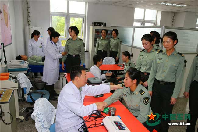 北京军区总医院为三军仪仗队巡诊