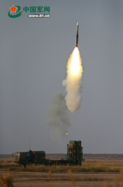 南京军区某防空旅组织防空兵实兵实弹演练