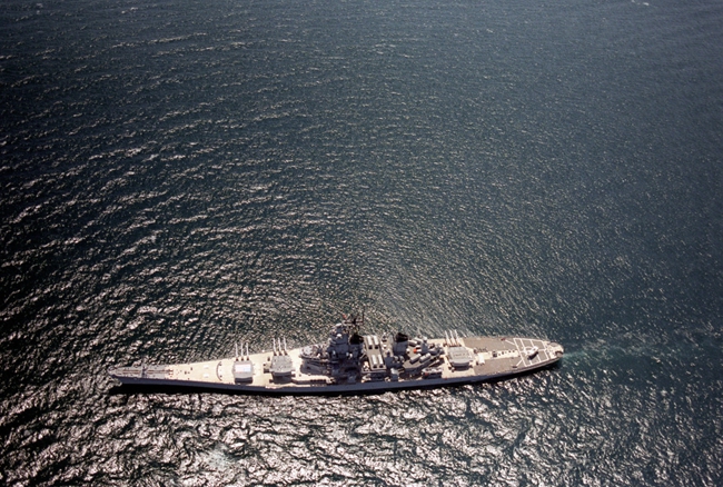 钢铁的咆哮:美衣阿华级战列舰主炮齐射壮观照