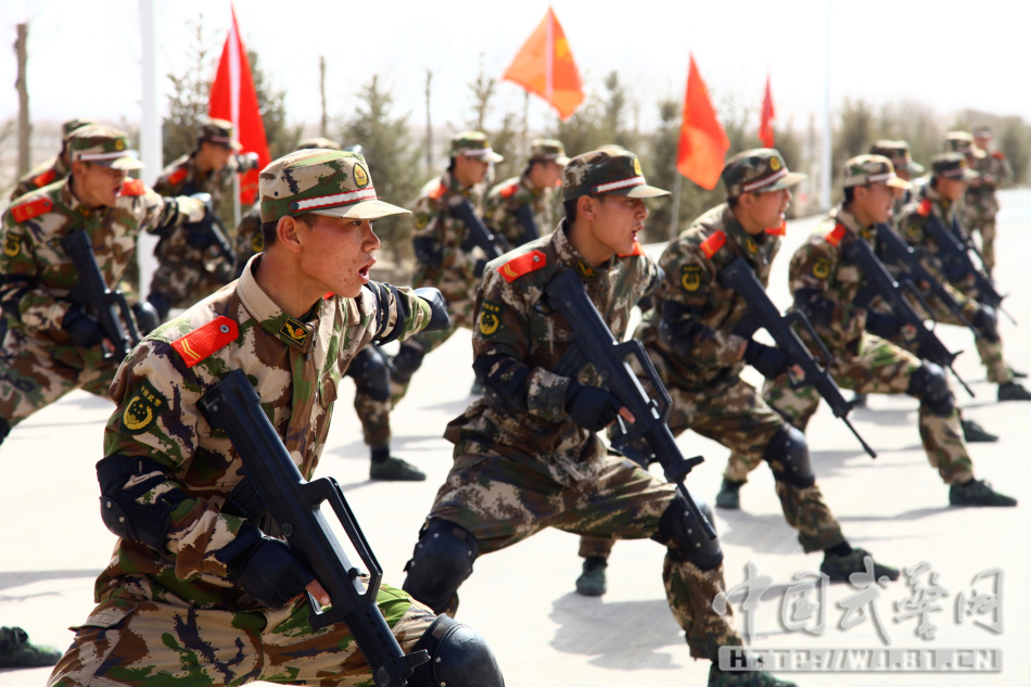 武警大漠戈壁砺精兵 战斗力超强 - 中国军网