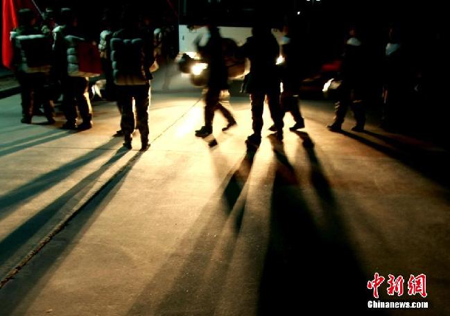 北京<em>武警部队女兵</em>野营拉练 斗志昂扬、笑容灿