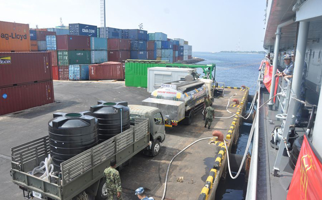 海军长兴岛船现场造淡水为马尔代夫送600余吨