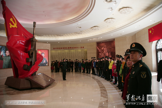 南京军区首次举行高级士官晋升军衔仪式