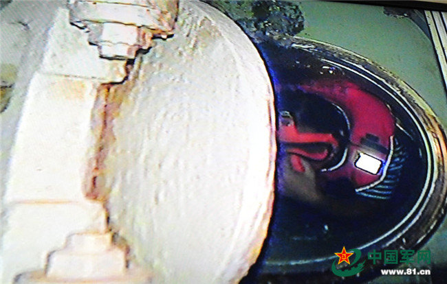 记者直击:372潜艇官兵模拟潜艇进水危急时刻