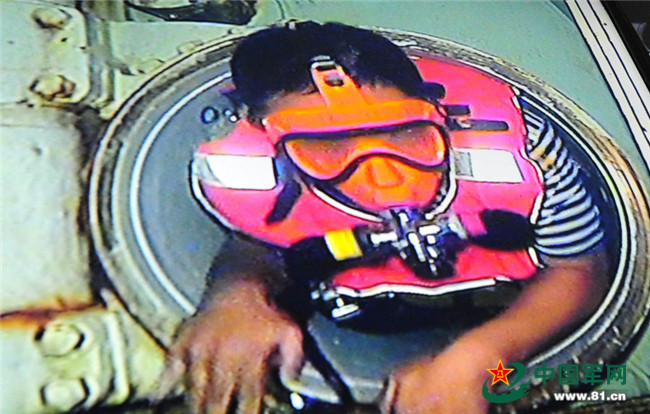 记者直击:372潜艇官兵模拟潜艇进水危急时刻