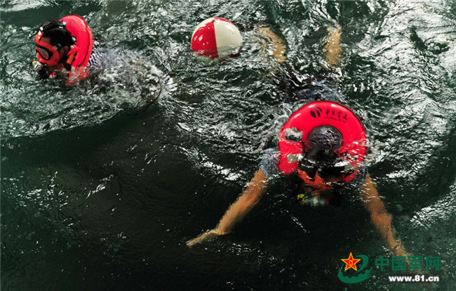 记者直击:372潜艇官兵模拟潜艇进水危急时刻