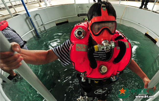 记者直击:372潜艇官兵模拟潜艇进水危急时刻