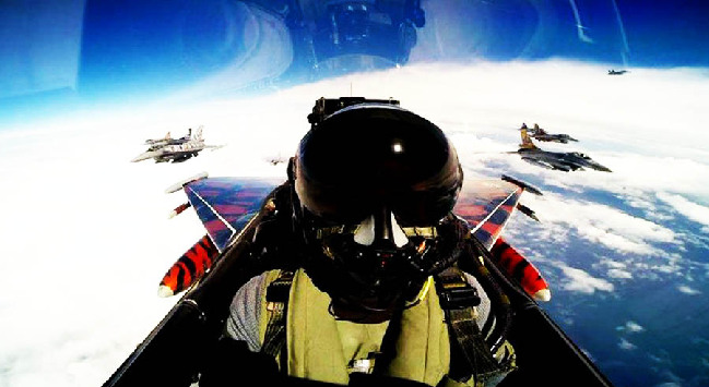 中国海军歼-15飞行员空中自拍 航母入镜[高清]