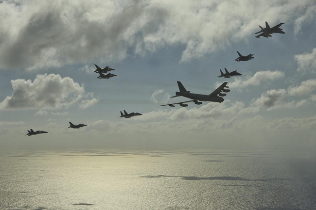 美日澳联合军演 三国战机编队飞行