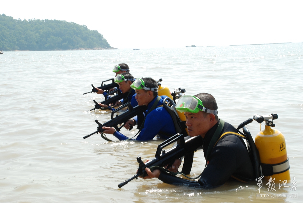 两栖侦察尖兵生吃蛇胆 负重泅渡3公里仅需77分