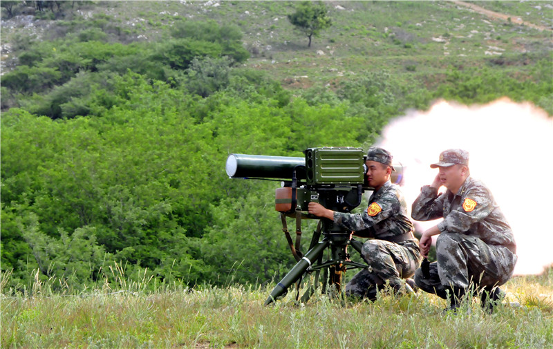 直击某红军团开展某型反坦克火箭实弹射击 - 中国军网