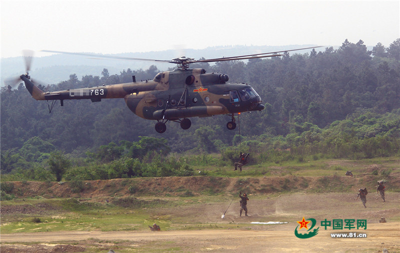 南京军区某陆航旅实兵实装机降协同演练