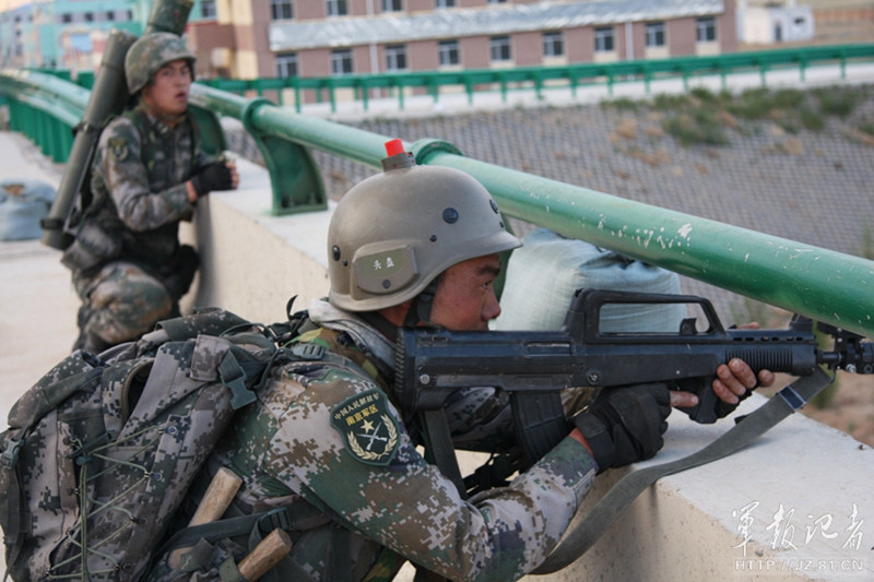 朱日和的硝烟: 红军 三路突进结果兵损过半