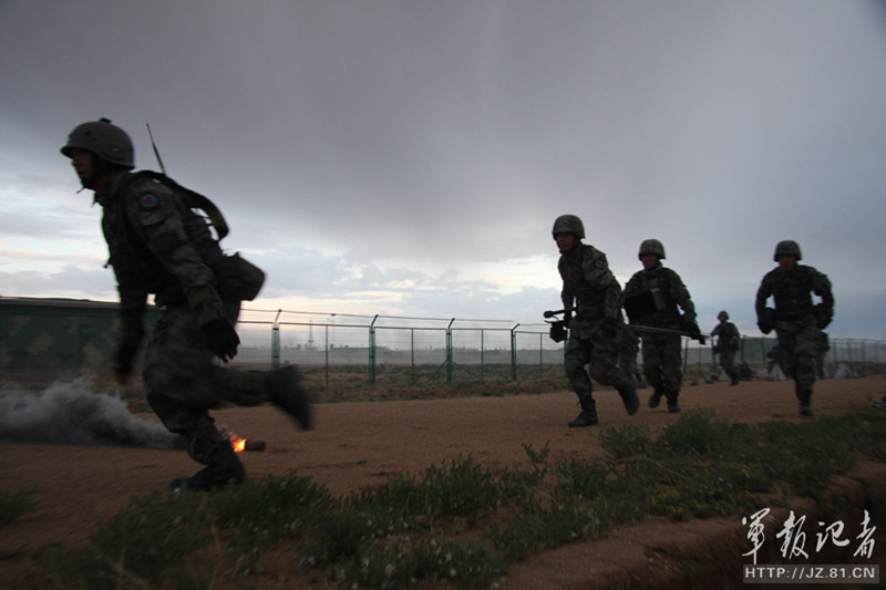 朱日和的硝烟: 红军 三路突进结果兵损过半