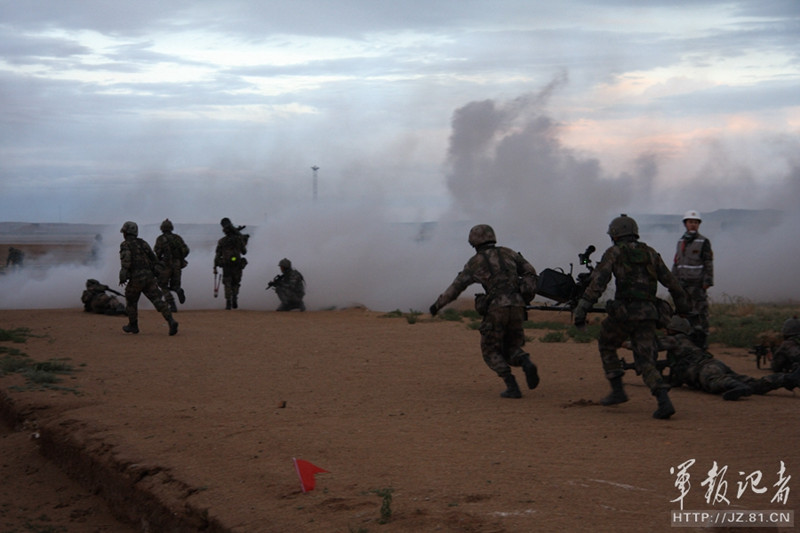 朱日和的硝烟: 红军 三路突进结果兵损过半