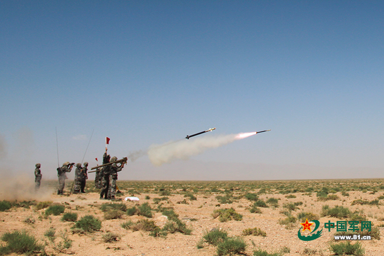 陆军防空兵部队某型便携式导弹击落高速靶机4