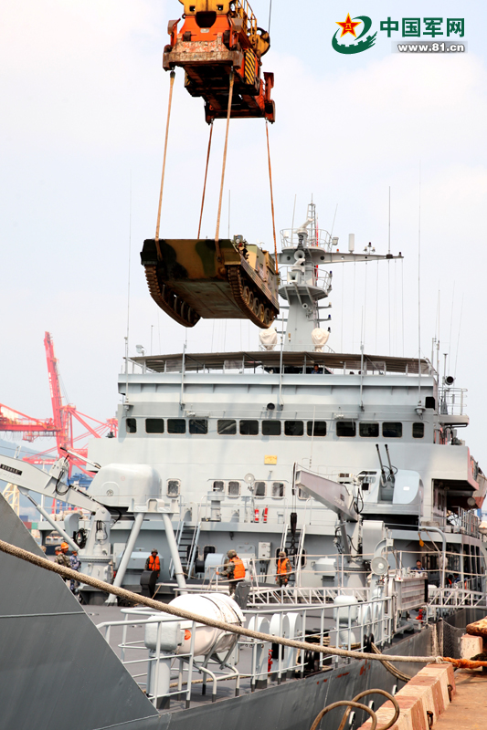 南京军区某旅协同海军某部进行港口吊装训练 