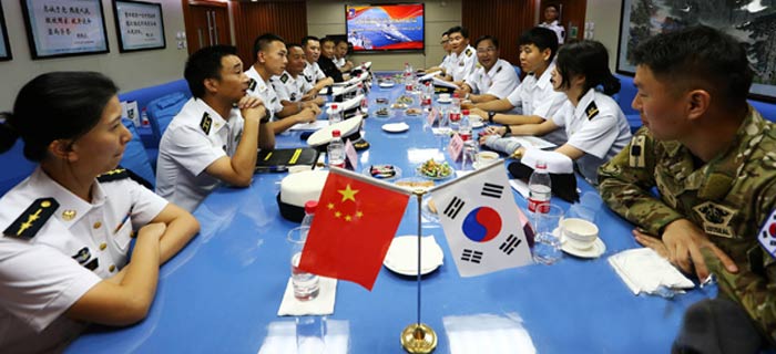 中韩双方海军护航编队展开友好交流活动