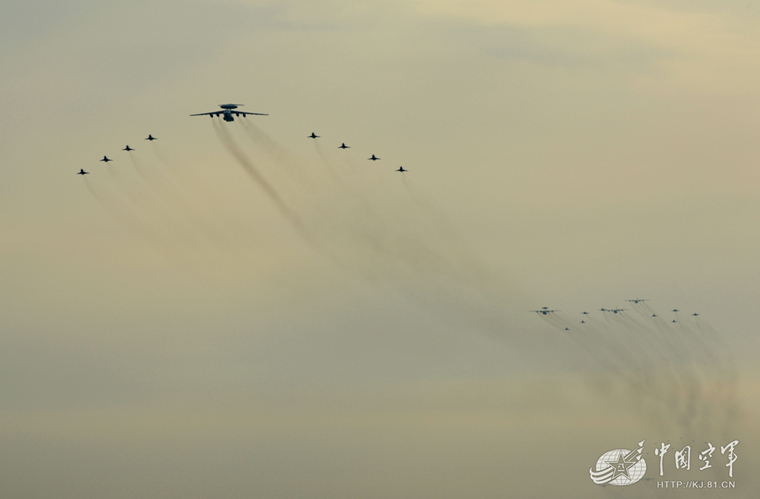 梦幻般的战鹰:空中梯队炫美大片来袭