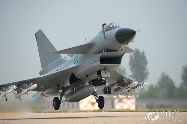 梦幻般的战鹰:空中梯队炫美大片来袭