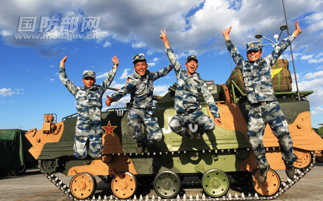 伞兵飞翔猜一成语_飞翔的鸟