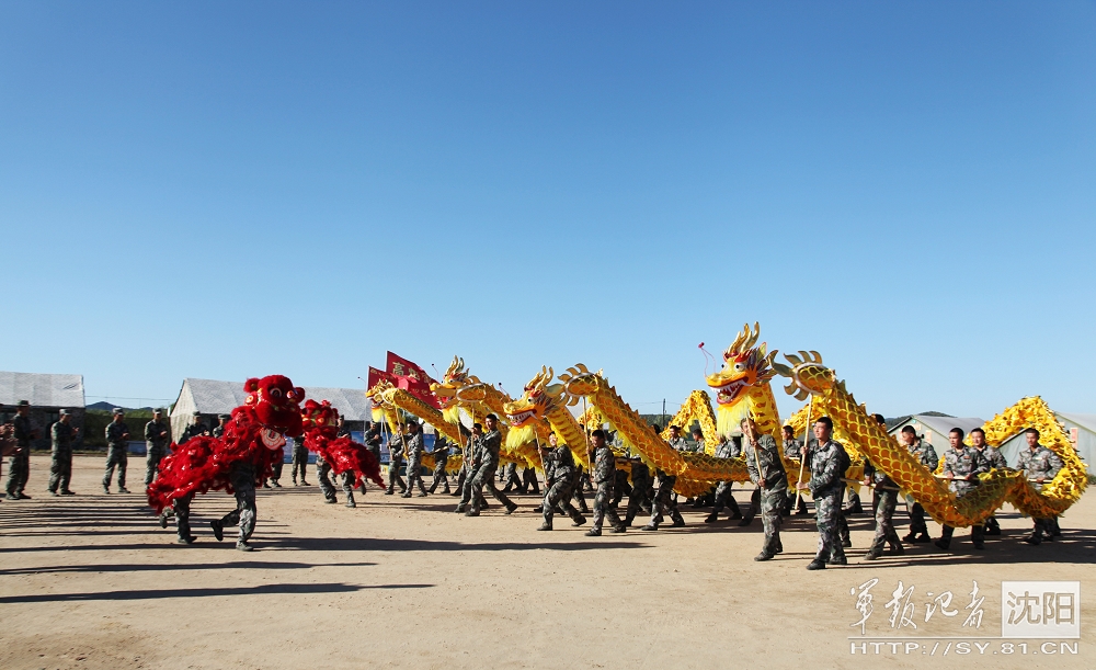 喜迎国庆:沈阳军区某旅野外驻训官兵舞动中国
