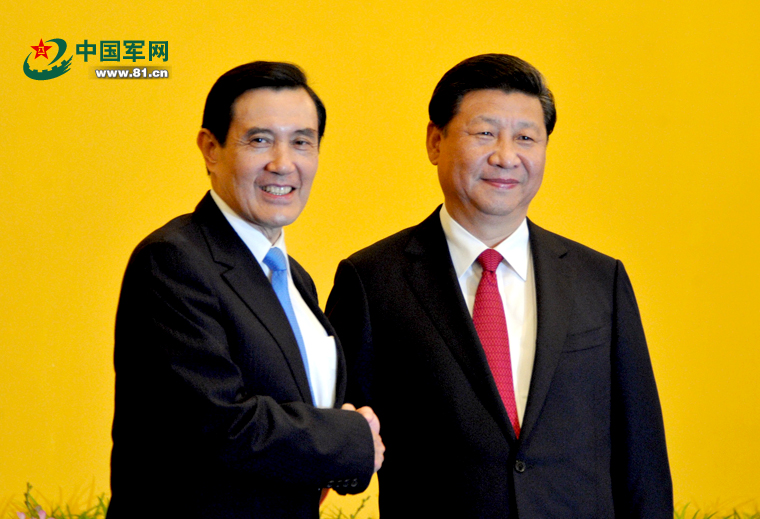 两岸领导人习近平、马英九握手瞬间。中国军网记者郑文达　摄 中国军网新