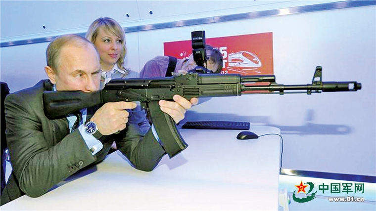 军迷对比美国M14自动步枪和苏联AK系列步枪