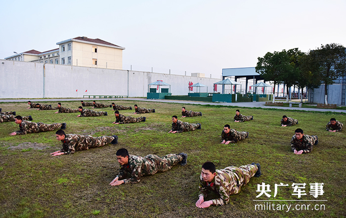 武警惊蛰练兵似大片:穿越火障、水中搜索 - 中