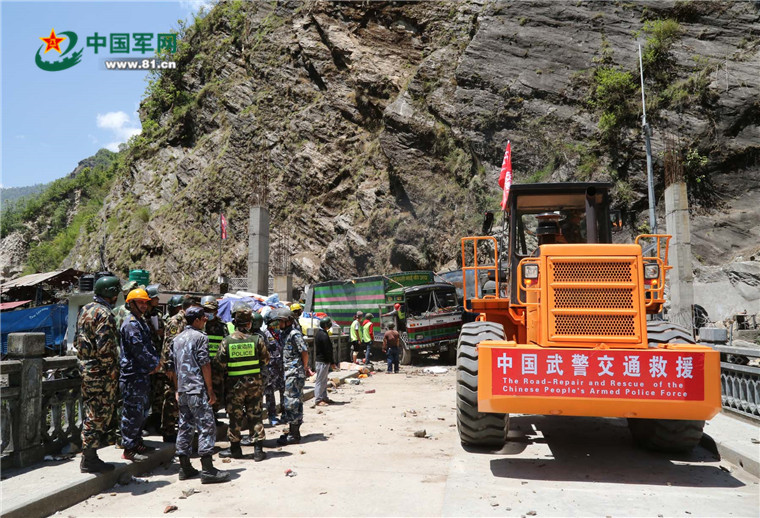 1级强烈地震后,交通部队奉命组成中国武警交通救援大队和突击队,两次