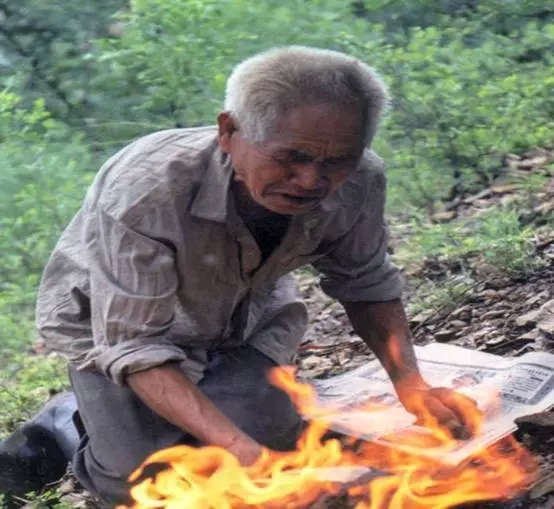 在烈士安葬的日子，我们不妨聊聊他们的生前身后事