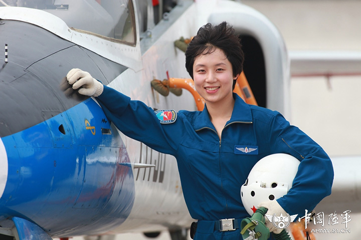 她们是 陆航 首批武直 女飞 ,她们是陆鹰之花 - 中