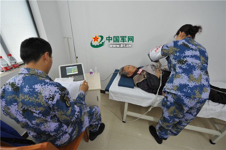 和平方舟 送医药下海岛 民众可免费上船看病 -