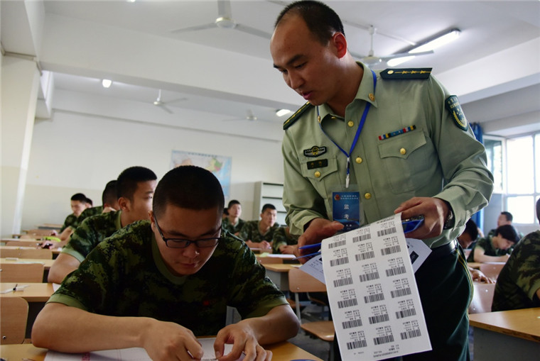 新疆公安现役部队院校举行招生考试
