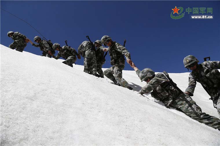官兵在雪山上巡逻
