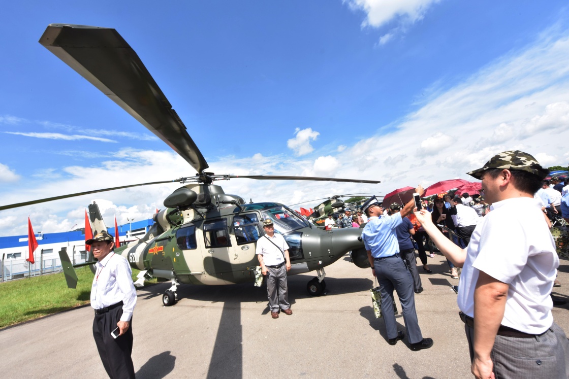 香港市民参观驻港部队石岗军营