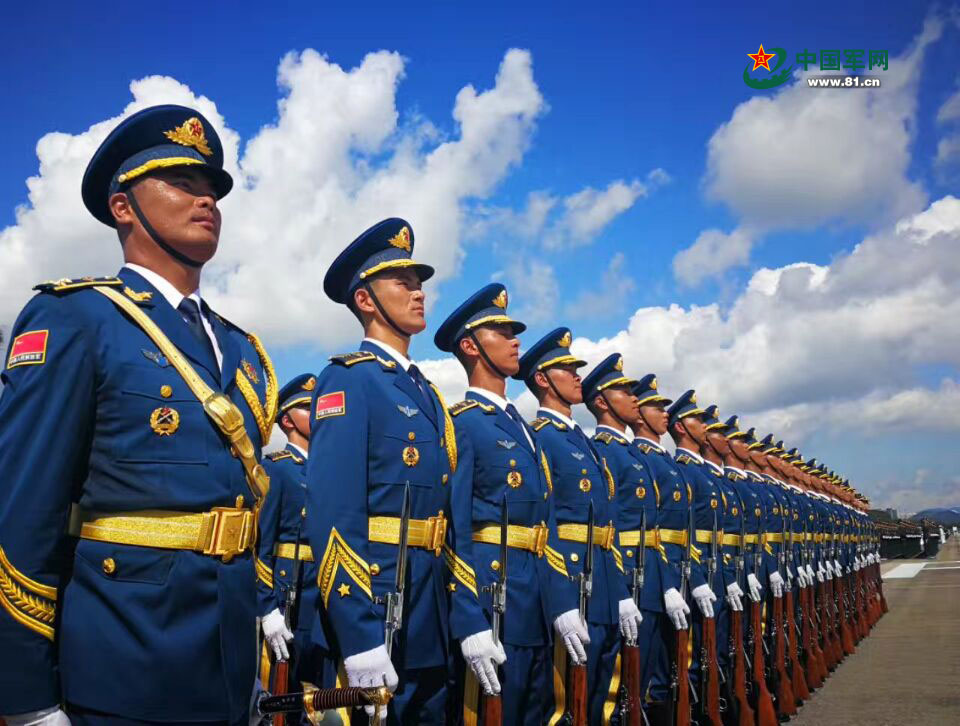 高清大图丨中国人民解放军驻香港部队接受检阅