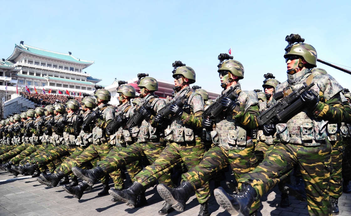 朝鲜举行阅兵式庆祝建军70周年