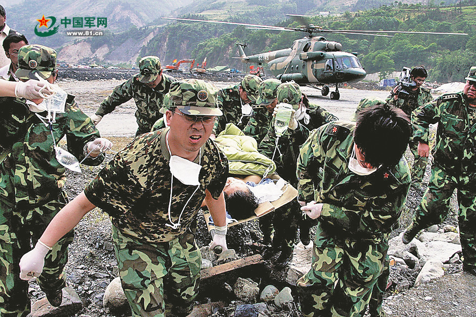 2008年5月12日,汶川特大地震发生后,解放军和武警部队官兵连续奋战