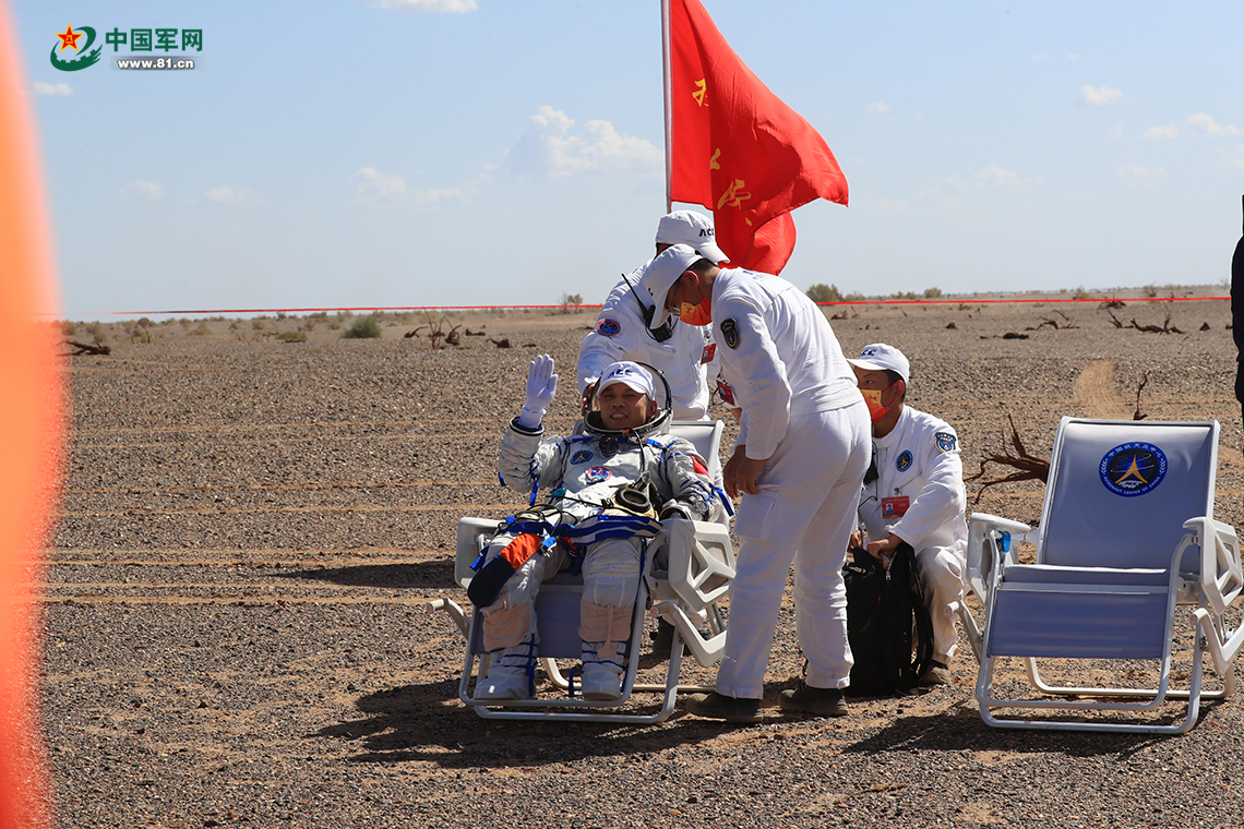 神舟十二号载人飞船返回舱成功着陆 3名航天员安全顺利出舱