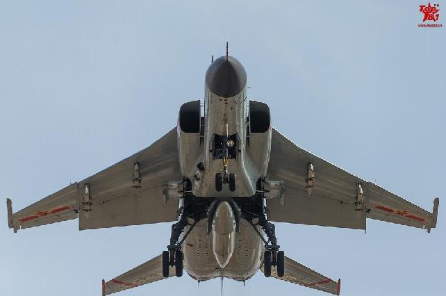 中国战机正面照透出千钧压顶之力