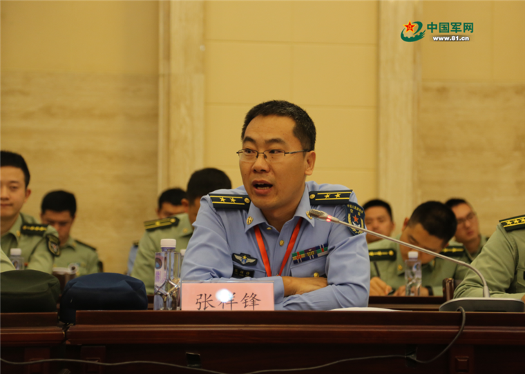 空降兵军政治工作部新闻文化室主任张祥锋作交流发言.