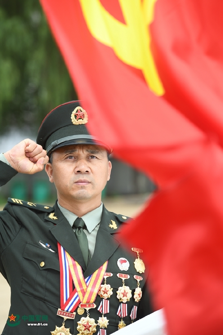 张俊凯在党旗下重温入党誓词.(赵佳庆 摄)