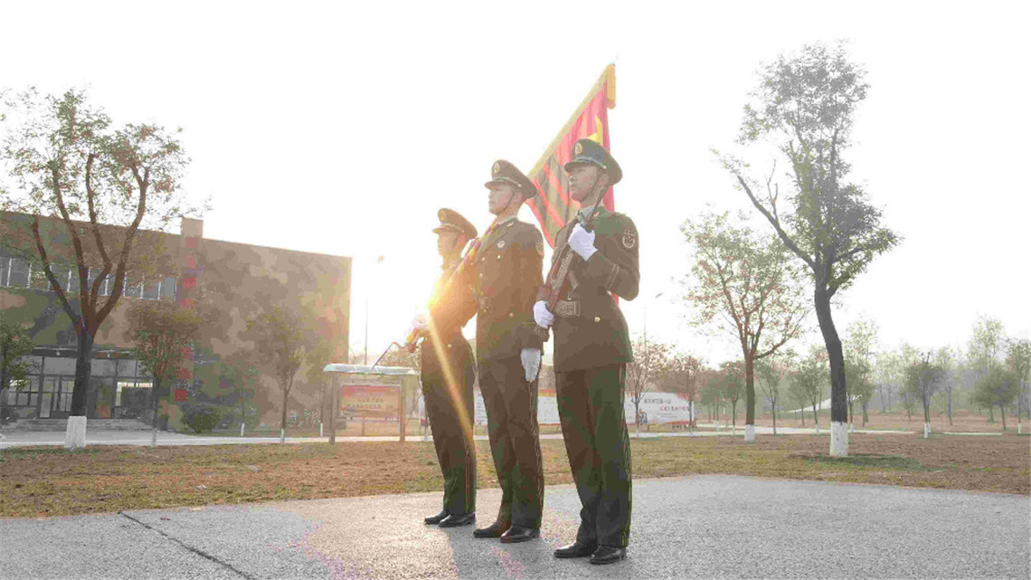 整装待发的护旗手