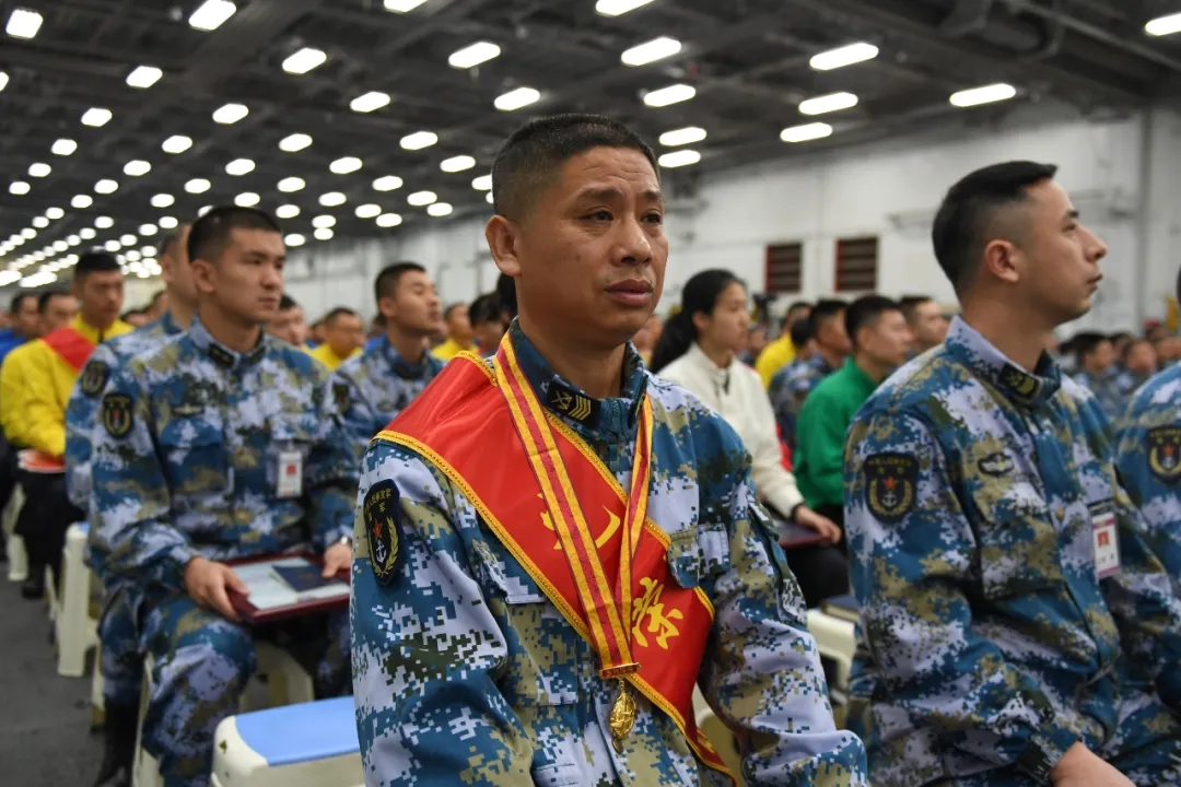 辽宁舰首位一级军士长光荣退休