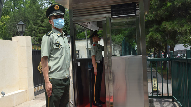 丝丝清凉消酷暑，浓浓关爱暖兵心