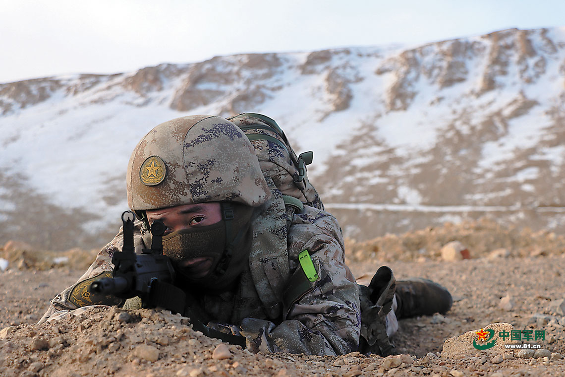 新疆军区某边防团官兵加强战备演练、执勤巡逻